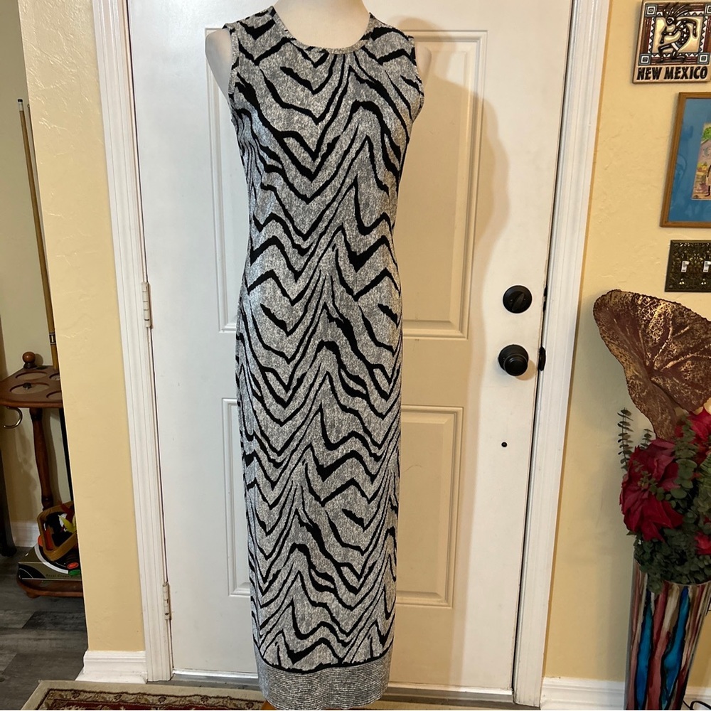 Victoria Essentials 2Piece - Picture 2 of 16